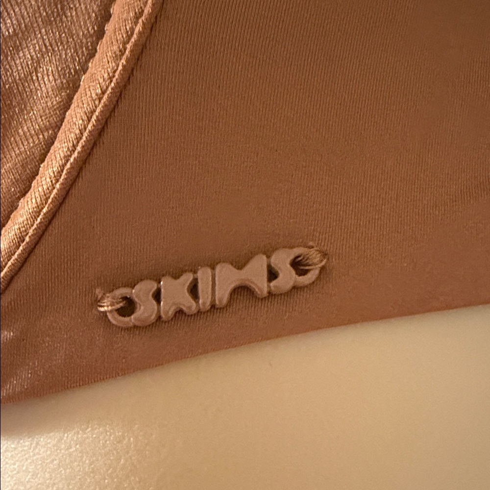 SKIMS Tan Underwire Bra - Picture 4 of 6